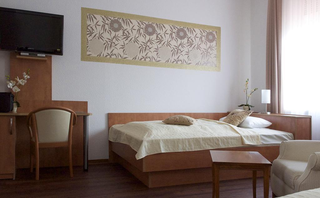 Hotel Vier Loewen Traben-Trarbach Room photo